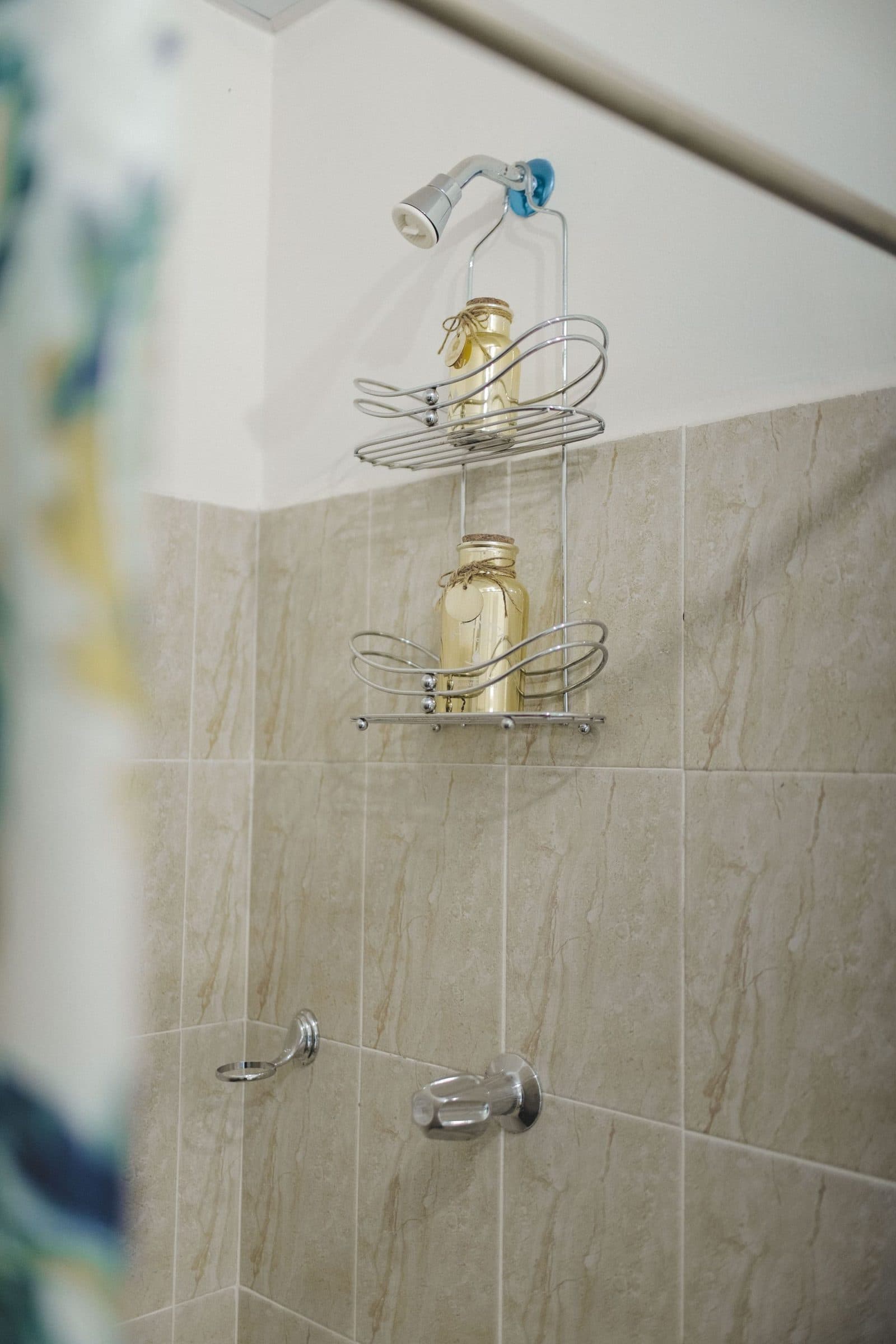 Ongebruikte douche in een leegstaand gebouw