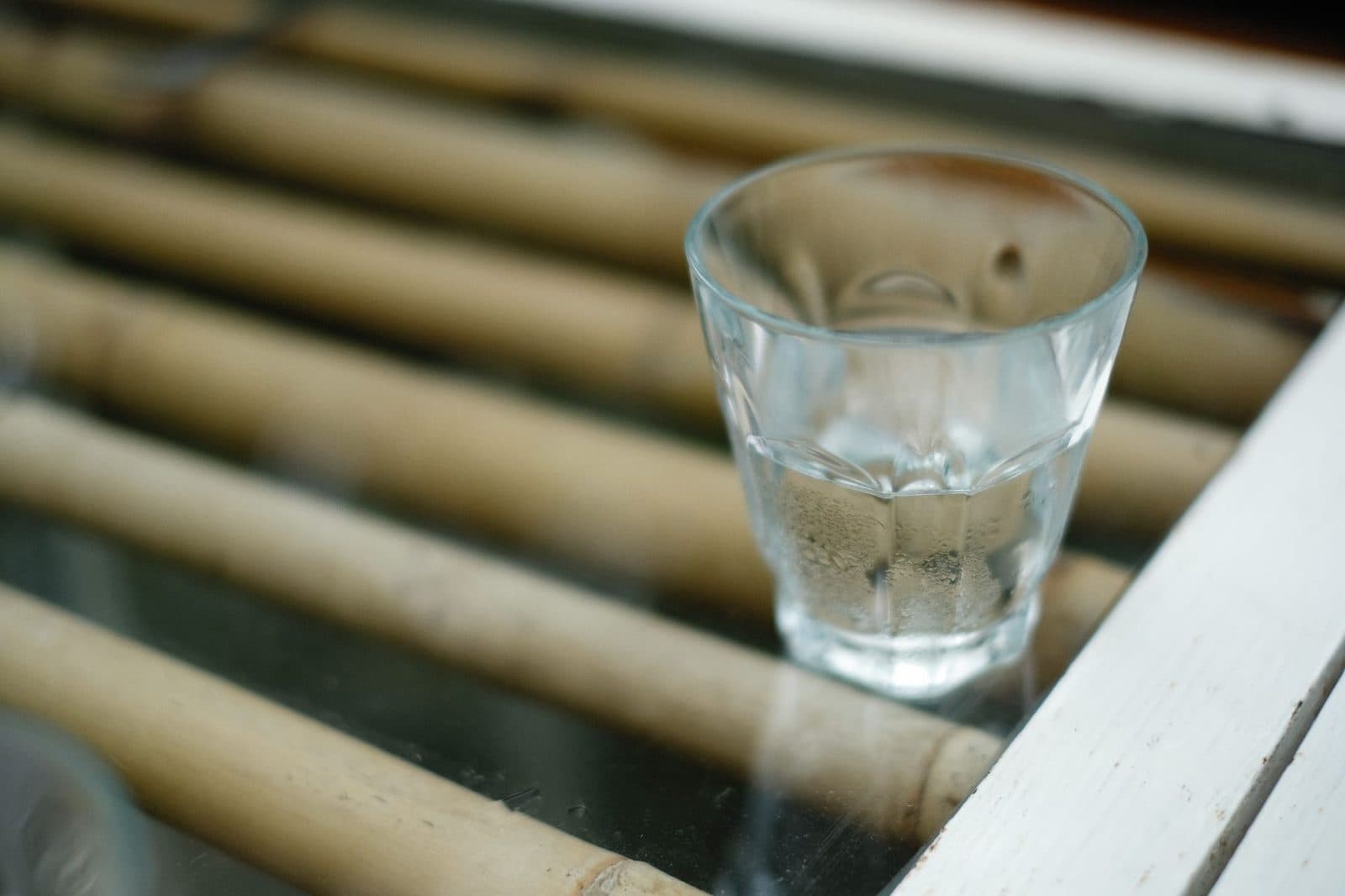 Water dat opwarmt naast een verwarmingselement