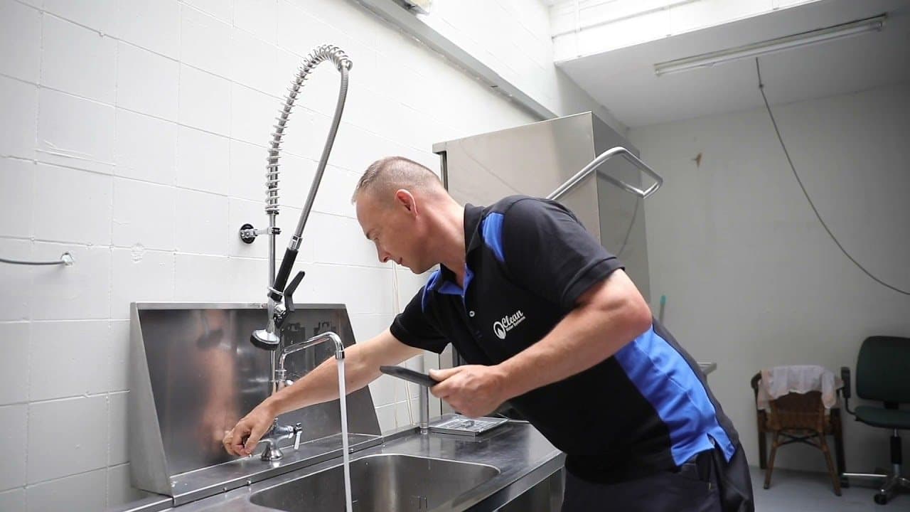 Clean Watersystems aan het werk aan een drinkwaterinstallatie